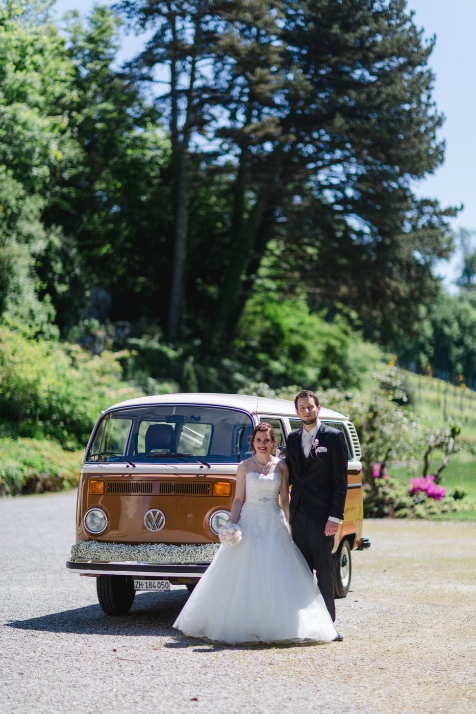 Brautpaar steigt in den VW Büssli – Hochzeit © Miandla Photography