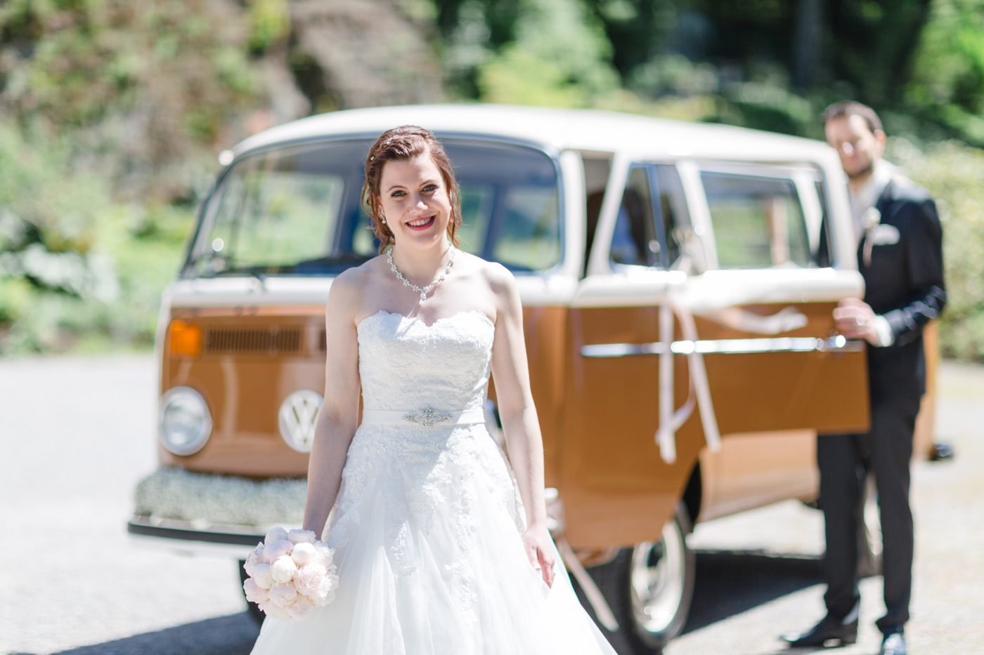 Brautpaar vor dem VW Büssli – Hochzeit © Miandla Photography