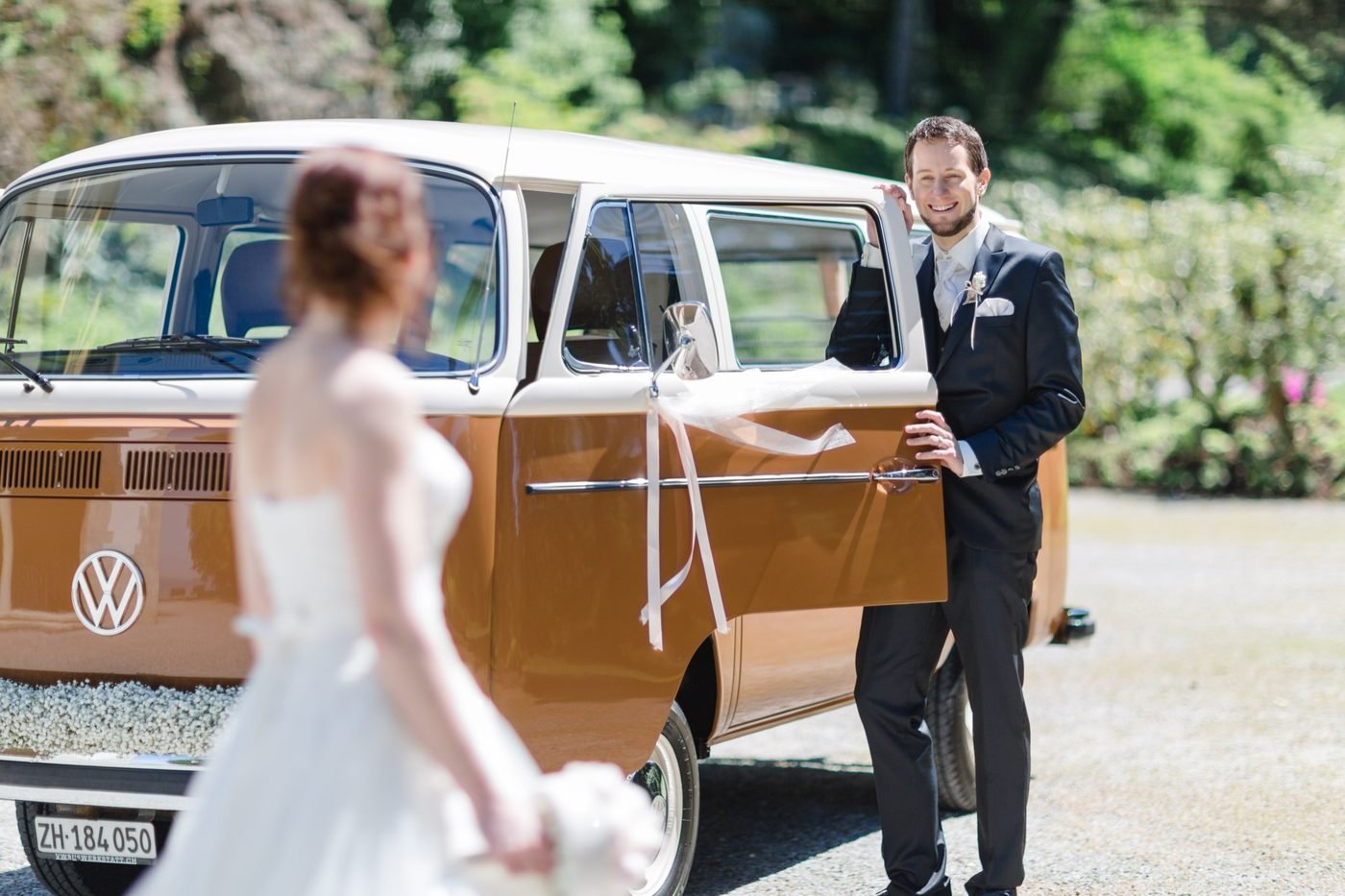 VW Büssli mit Brautpaar unterwegs – © Miandla Photography