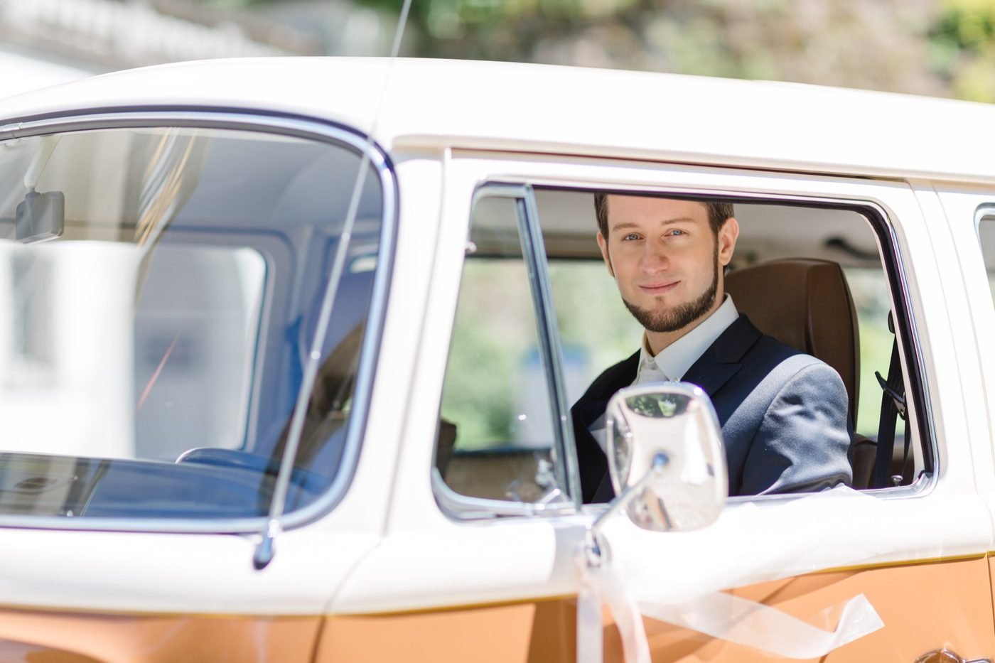 Braut am VW Büssli – Hochzeit © Miandla Photography