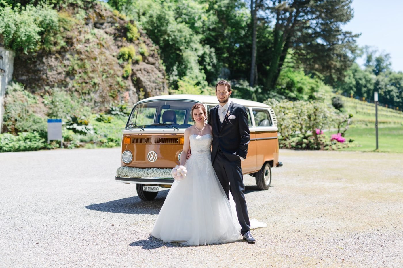 Hochzeitspaar mit VW Büssli auf dem Weg – © Miandla Photography