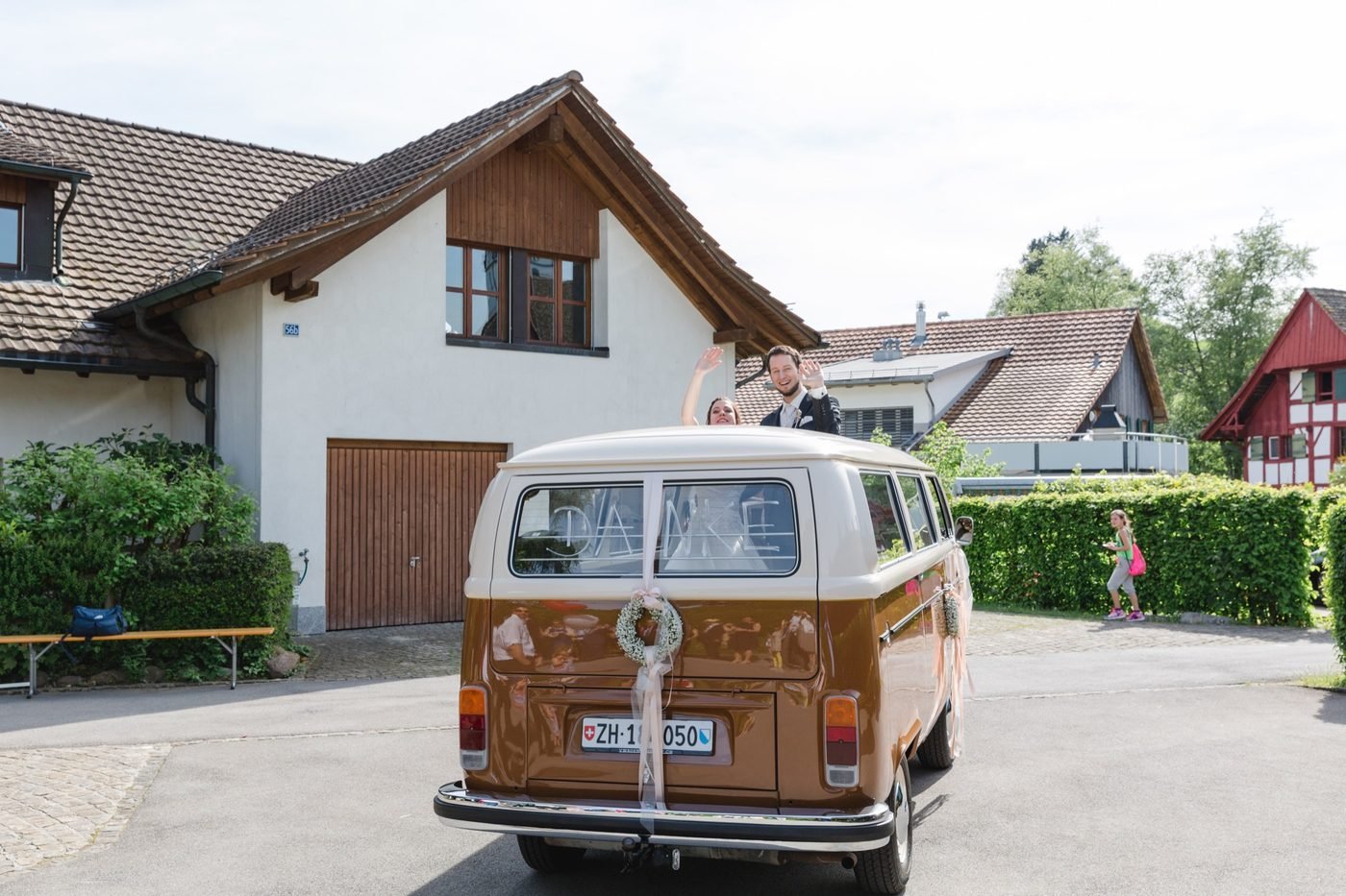 Brautpaar verlässt die Kirche zum VW Büssli – © Miandla Photography