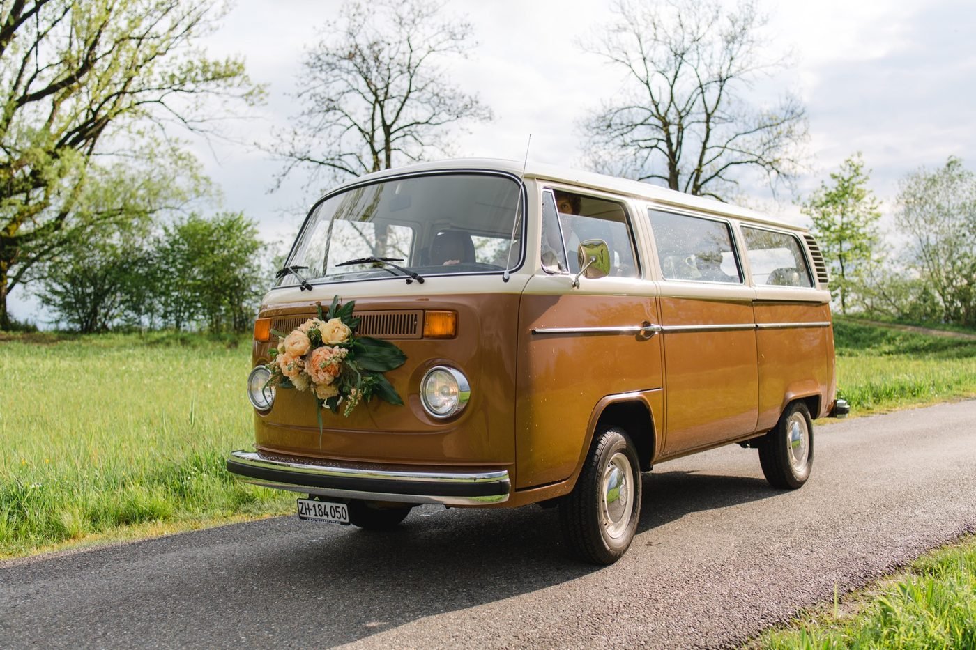 Hochzeit mit VW Büssli – © Miandla Photography
