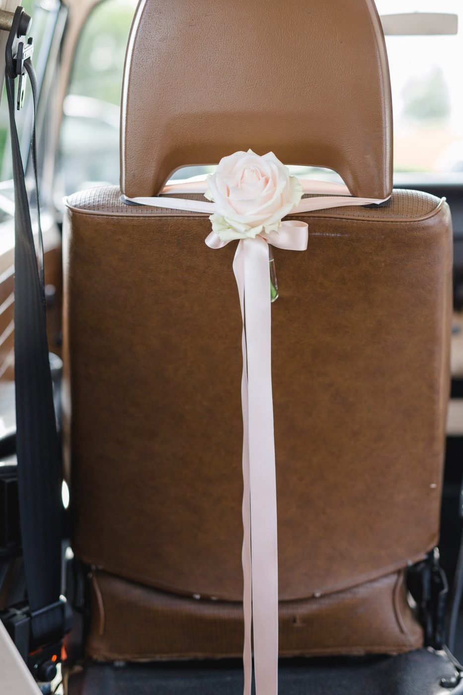 VW Büssli mit Hochzeitsgästen – © Miandla Photography