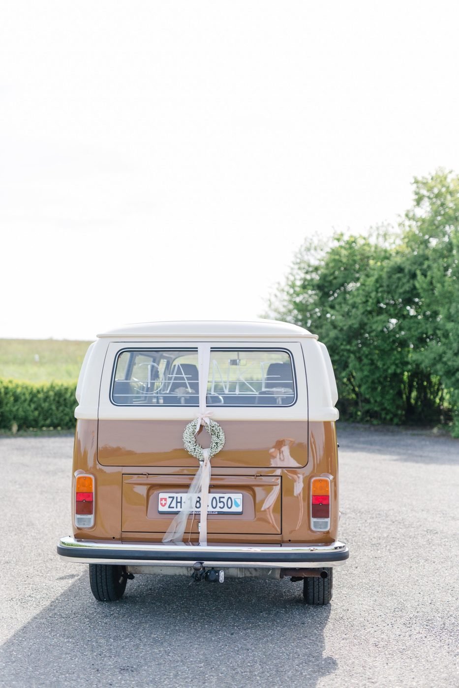 Brautpaar im VW Büssli – © Miandla Photography