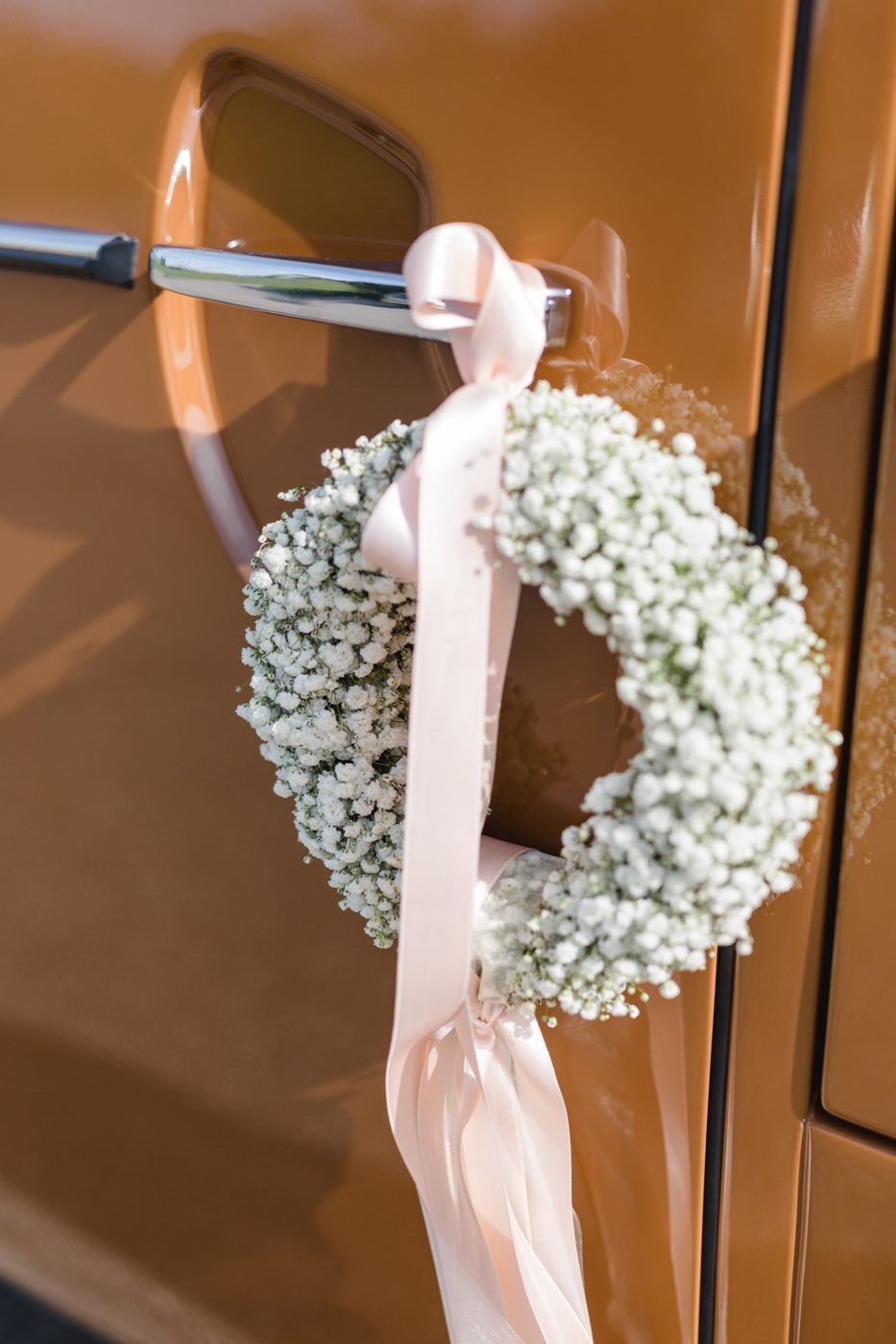 Braut steigt in den VW Büssli – © Miandla Photography