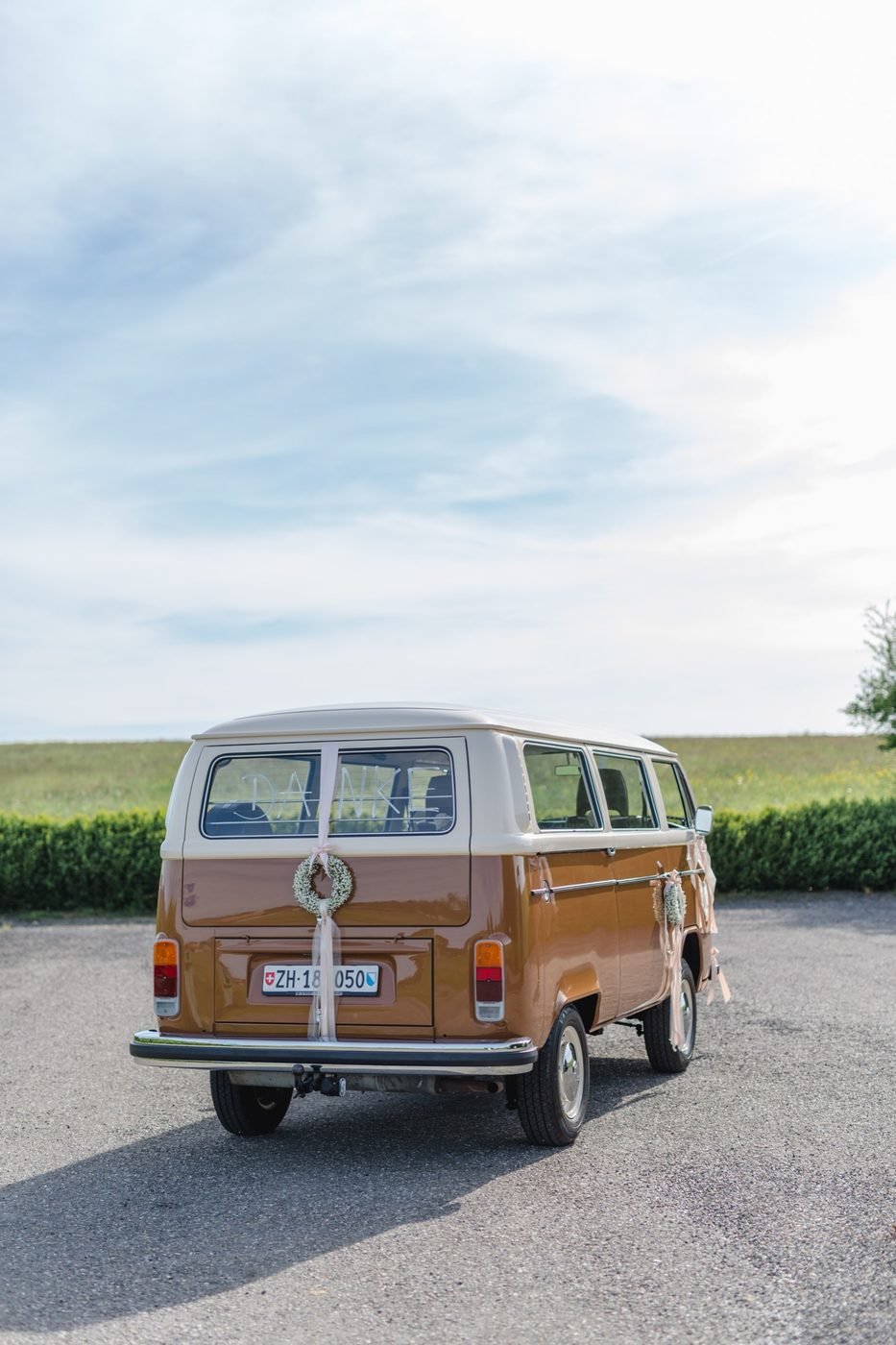 VW Büssli Hochzeit Romantik – © Miandla Photography