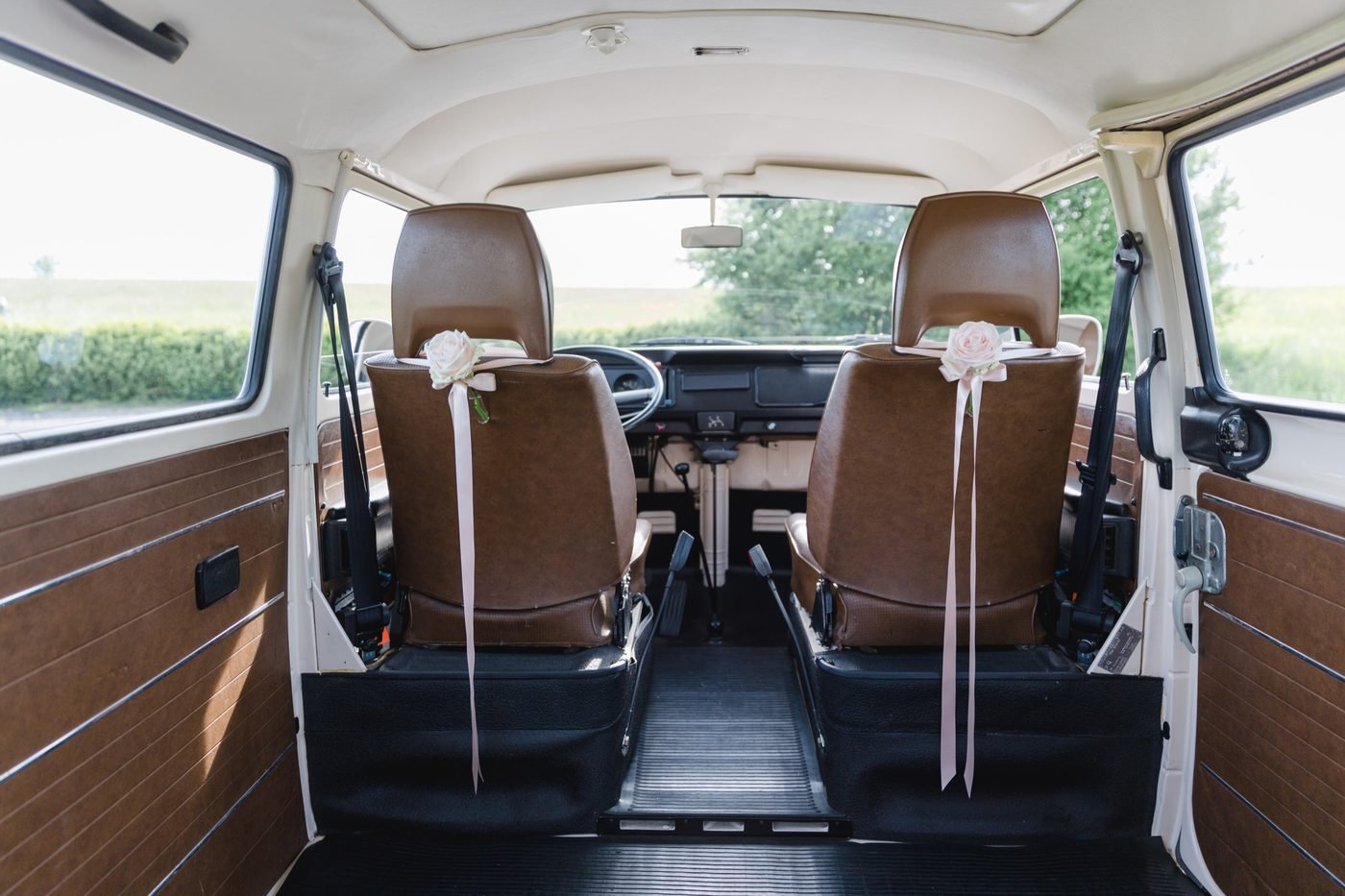 Hochzeitspaar fährt mit dem VW Büssli – © Miandla Photography