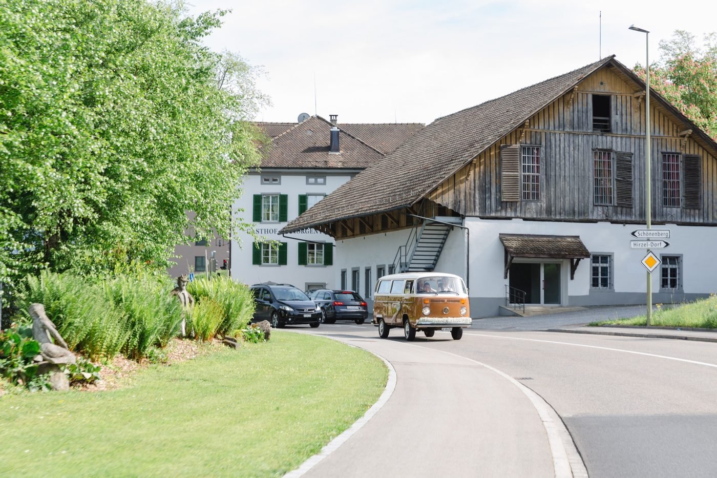 Brautpaar und VW Büssli – © Miandla Photography