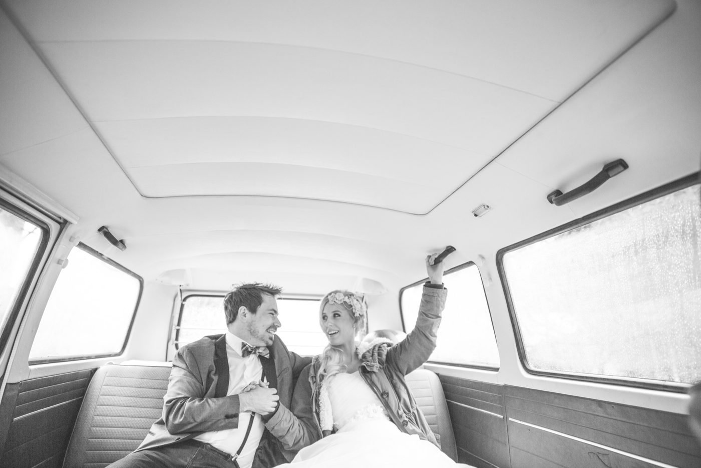 Fotoshooting Hochzeit JacquiMichi mit VW Büssli – © Sarah Urech Photography