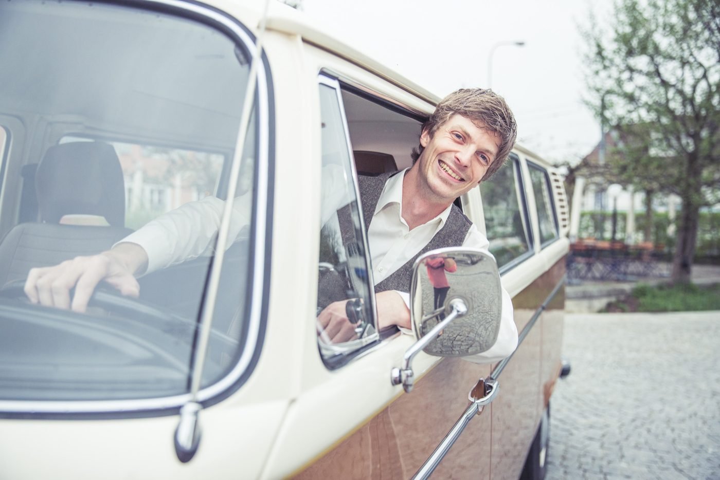 Florian Moser mit dem VW Büssli