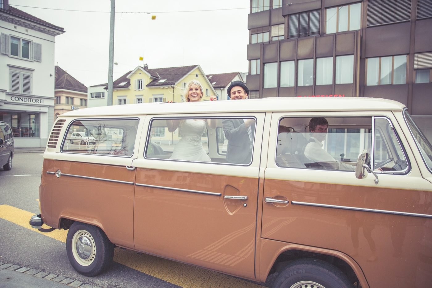 VW Büssli auf der Hochzeitsfahrt – © Sarah Urech Photography