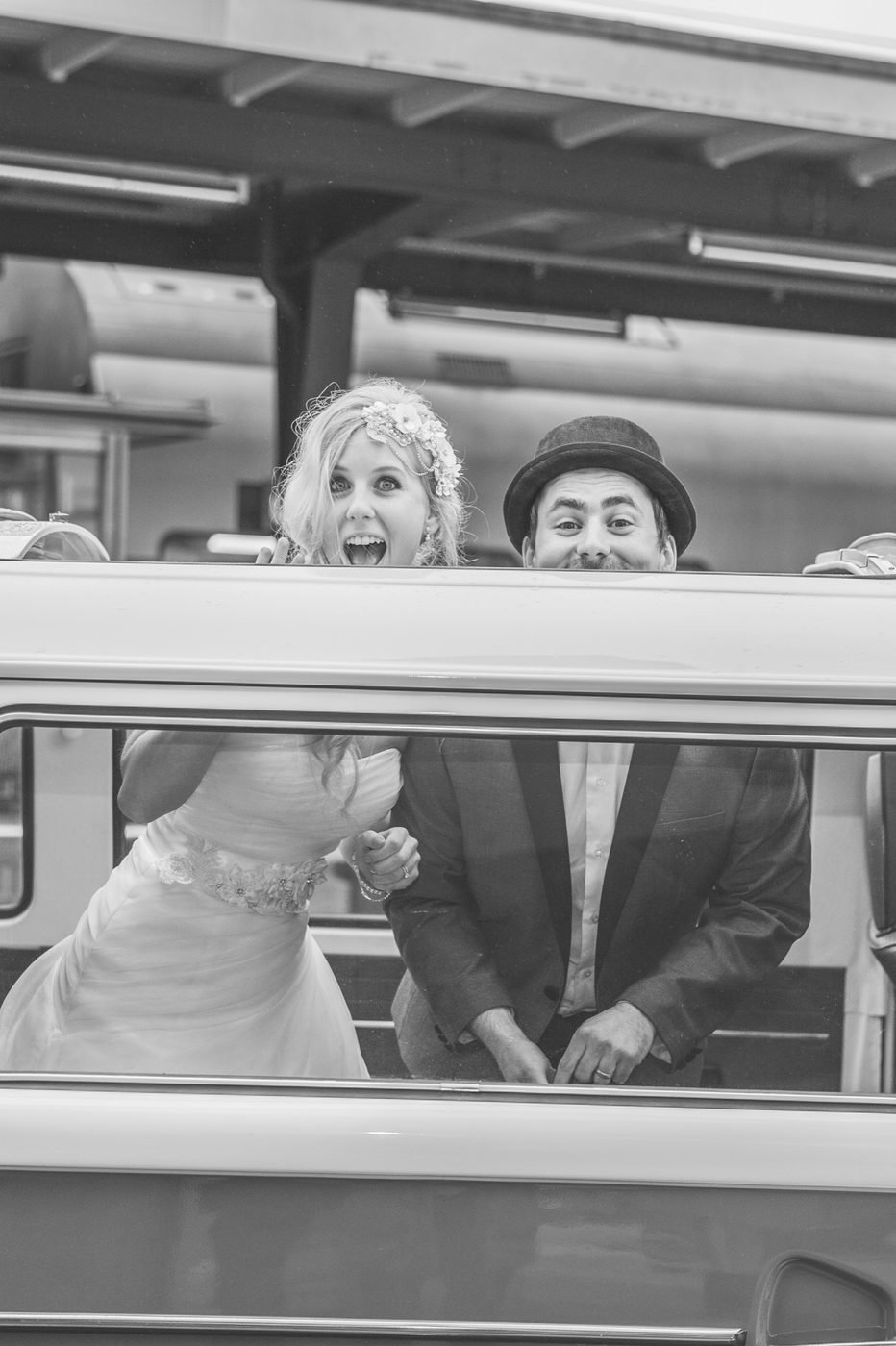 Hochzeitsfahrt mit dem VW Büssli – © Sarah Urech Photography