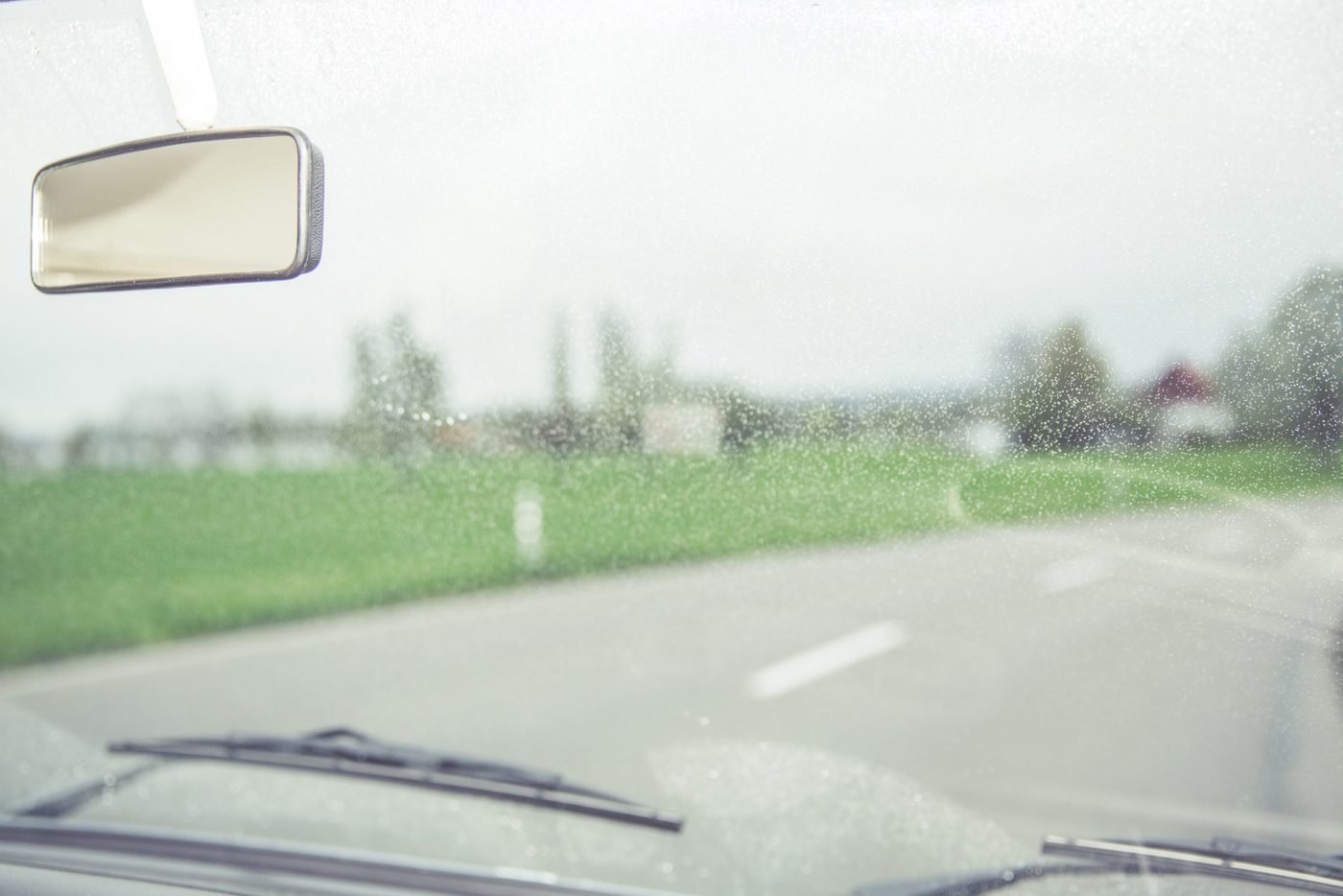 VW Büssli Hochzeitsfahrt Seitenansicht – © Sarah Urech Photography