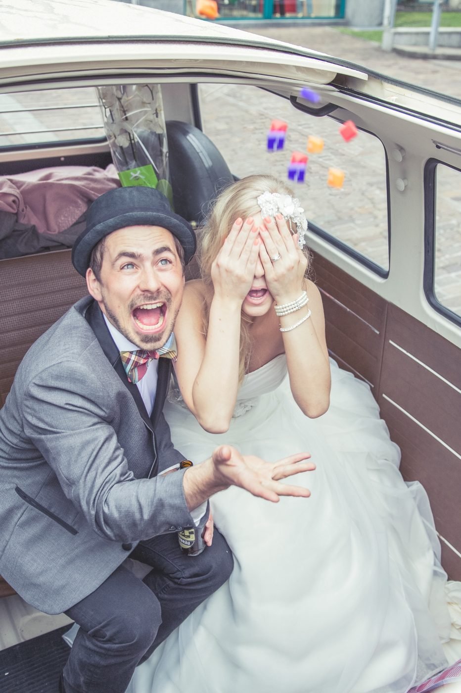 VW Büssli auf Landstrasse – © Sarah Urech Photography